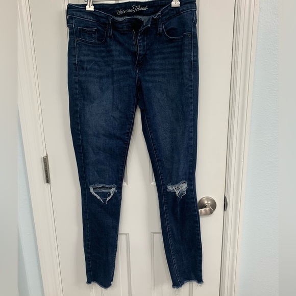 🎉Universal Threads Mid Rise Skinny dark wash jeans distressed @ knees. Size 4 - Picture 1 of 8